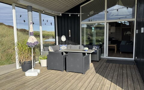 Ejnarine - 300M from the Sea: Hout, Veranda, Huis, Architectuur, Dak, Deur, Dek, Schaduw, Siding, Verblijf