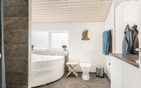 Ejnarine - 300M from the Sea: Flooring, Verdieping, Interieur Ontwerp, Loodgieterswerkinrichting, Plafond, Verlichting, Kamer, Huis, Loodgieter, Badkamer