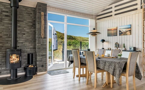 Ejnarine - 300M from the Sea: Hout, Flooring, Interieur Ontwerp, Meubilair, Verdieping, Houten Vloer, Plafond, Huis, Deur, Woonkamer