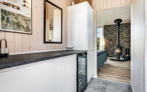 Ejnarine - 300M from the Sea: Hout, Flooring, Interieur Ontwerp, Verdieping, Plafond, Keuken, Meubilair, Huis, Kamer, Houten Vloer