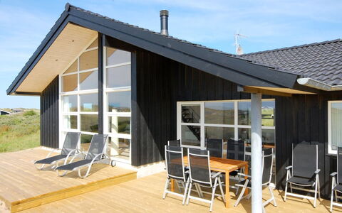Ung - 150M from the Sea: Flooring, Muur, Verdieping, Interieur Ontwerp, Hout, Plafond, Houten Vloer, Verlichting, Meubilair, Laminaatvloer