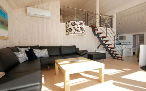 Ung - 150M from the Sea: Flooring, Muur, Verdieping, Interieur Ontwerp, Hout, Plafond, Houten Vloer, Verlichting, Meubilair, Laminaatvloer