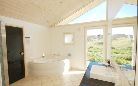 Ung - 150M from the Sea: Flooring, Muur, Verdieping, Interieur Ontwerp, Hout, Plafond, Houten Vloer, Verlichting, Meubilair, Laminaatvloer