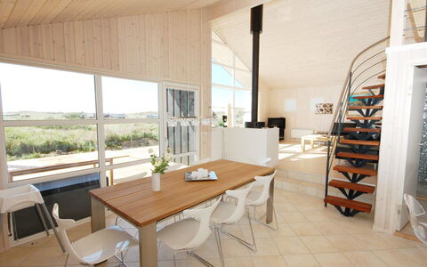 Ung - 150M from the Sea: Flooring, Muur, Verdieping, Interieur Ontwerp, Hout, Plafond, Houten Vloer, Verlichting, Meubilair, Laminaatvloer