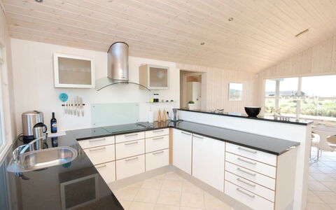Ung - 150M from the Sea: Flooring, Muur, Verdieping, Interieur Ontwerp, Hout, Plafond, Houten Vloer, Verlichting, Meubilair, Laminaatvloer