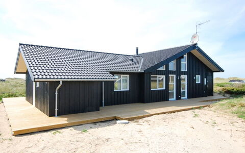 Ung - 150M from the Sea: Flooring, Muur, Verdieping, Interieur Ontwerp, Hout, Plafond, Houten Vloer, Verlichting, Meubilair, Laminaatvloer