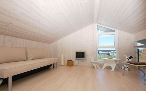 Ung - 150M from the Sea: Flooring, Muur, Verdieping, Interieur Ontwerp, Hout, Plafond, Houten Vloer, Verlichting, Meubilair, Laminaatvloer