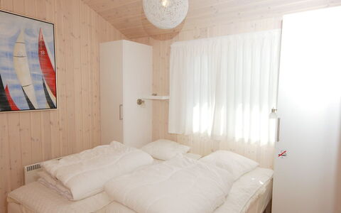 Ung - 150M from the Sea: Flooring, Muur, Verdieping, Interieur Ontwerp, Hout, Plafond, Houten Vloer, Verlichting, Meubilair, Laminaatvloer