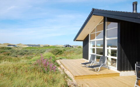 Ung - 150M from the Sea: Flooring, Muur, Verdieping, Interieur Ontwerp, Hout, Plafond, Houten Vloer, Verlichting, Meubilair, Laminaatvloer