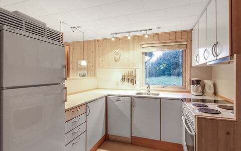 Liisi - 500M from the Sea: Keuken, Countertop, Toestel Van De Keuken, Flooring, Interieur Ontwerp, Hout, Major Appliance, Cabinetry, Plafond, Meubilair