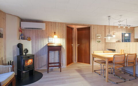 Liisi - 500M from the Sea: Meubilair, Bankstel, Interieur Ontwerp, Flooring, Woonkamer, Verdieping, Kussen Gooien, Kamer, Hoofdkussen