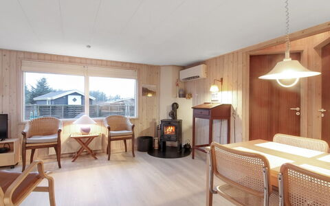 Liisi - 500M from the Sea: Meubilair, Bankstel, Interieur Ontwerp, Flooring, Woonkamer, Verdieping, Kussen Gooien, Kamer, Hoofdkussen