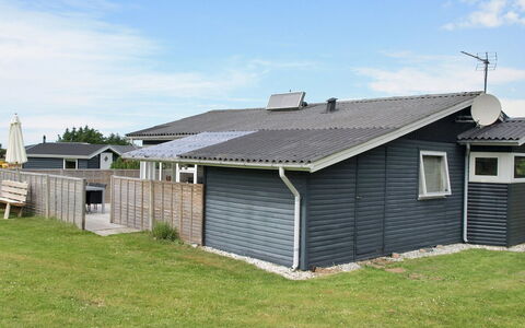 Liisi - 500M from the Sea: Hout, Dak, Huis, Siding, Huis, Verblijf, Woongebied, Deur, Werf, Schaduw