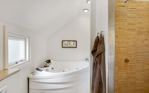 Ger - 200M from the Sea: Interieur Ontwerp, Loodgieterswerkinrichting, Bad, Flooring, Badkamer, Verdieping, Plafond, Loodgieter, Huis, Kraan