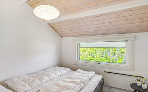Ger - 200M from the Sea: Hout, Interieur Ontwerp, Plafond, Slaapkamer, Bed, Flooring, Verdieping, Verlichting, Bedding, Laken