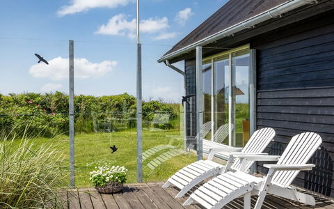 Ger - 200M from the Sea: Land Lot, Huis, Gazon, Verblijf, Veranda, Schaduw, Tuin, Siding, Stoel, Pool