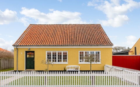 Caranus - 900M from the Sea: Appartement, Schaduw, Balkon, Stoel, Hek, Buitenmeubels, Aluminium, Kunstgras