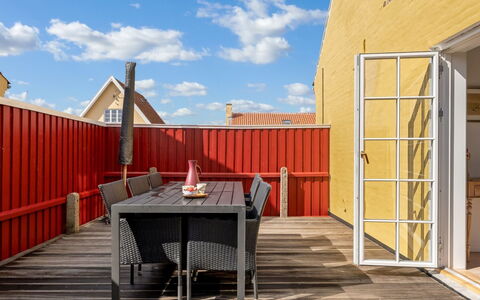 Caranus - 900M from the Sea: Appartement, Schaduw, Balkon, Stoel, Hek, Buitenmeubels, Aluminium, Kunstgras