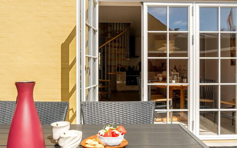 Caranus - 900M from the Sea: Appartement, Schaduw, Balkon, Stoel, Hek, Buitenmeubels, Aluminium, Kunstgras