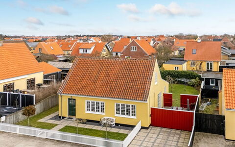 Caranus - 900M from the Sea: Appartement, Schaduw, Balkon, Stoel, Hek, Buitenmeubels, Aluminium, Kunstgras
