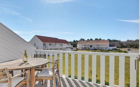 Aline - 1Km from the Sea: Architectuur, Huis, Landgoed, Werf, Siding, Balkon, Veranda, Daylighting, Villa, Hek