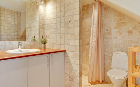 Aline - 1Km from the Sea: Flooring, Muur, Loodgieterswerkinrichting, Badkamer, Interieur Ontwerp, Verdieping, Plafond, Tegel, Wastafel, Loodgieter