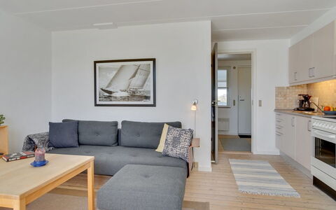 Aline - 1Km from the Sea: Meubilair, Flooring, Bankstel, Verdieping, Hout, Interieur Ontwerp, Tafel, Woonkamer, Houten Vloer, Plafond