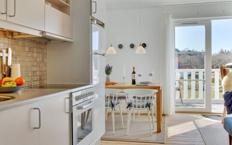 Aline - 1Km from the Sea: Meubilair, Keuken, Interieur Ontwerp, Countertop, Flooring, Toestel Van De Keuken, Verdieping, Hout, Major Appliance, Keuken En Eettafel