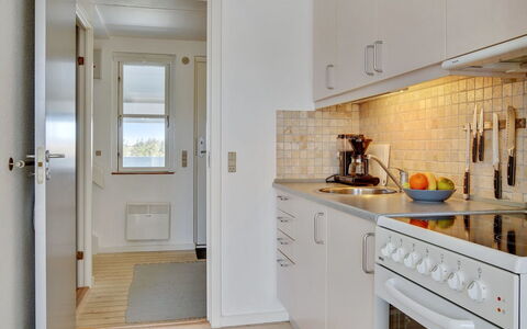 Aline - 1Km from the Sea: Flooring, Major Appliance, Toestel Van De Keuken, Hout, Interieur Ontwerp, Keuken, Verdieping, Countertop, Plafond, Kamer