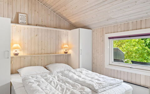 Batsha - 350M from the Sea: Hout, Slaapkamer, Huis, Bed, Plafond, Bedding, Freezing, Laken, Verblijf, Bed Frame