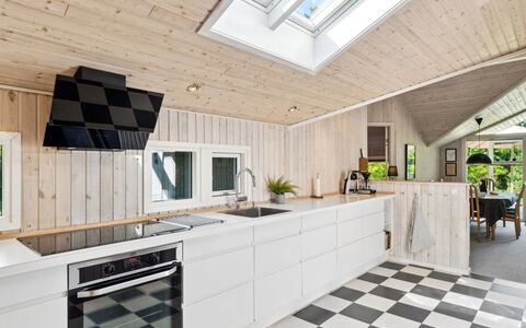Batsha - 350M from the Sea: Keuken, Hout, Countertop, Flooring, Major Appliance, Plafond, Toestel Van De Keuken, Interieur Ontwerp, Meubilair, Verdieping