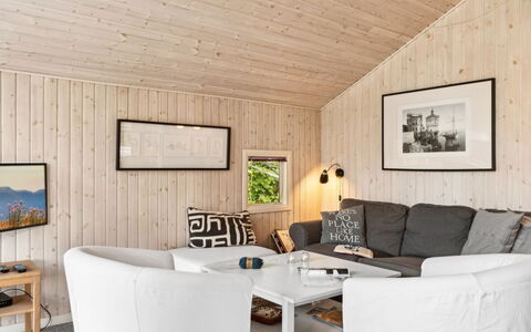 Batsha - 350M from the Sea: Hout, Interieur Ontwerp, Meubilair, Flooring, Plafond, Huis, Woonkamer, Verdieping, Kamer, Bankstel