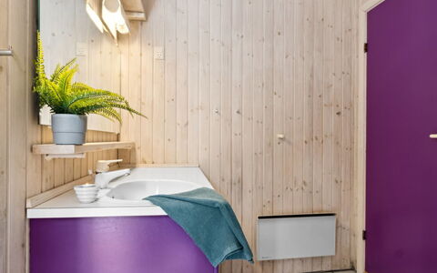 Batsha - 350M from the Sea: Hout, Interieur Ontwerp, Flooring, Loodgieterswerkinrichting, Verdieping, Badkamer, Roze, Huis, Loodgieter, Kamer