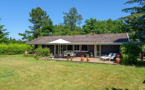 Naira - 1.8Km from the Sea: Hout, Dak, Architectuur, Huis, Huis, Verblijf, Siding, Hardwood, Helling, Landgoed