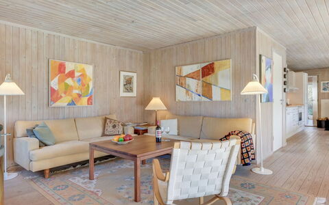 Naira - 1.8Km from the Sea: Hout, Dak, Architectuur, Huis, Huis, Verblijf, Siding, Hardwood, Helling, Landgoed