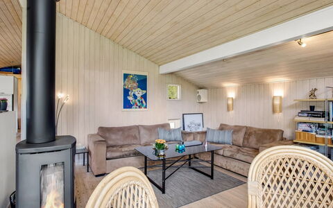 Fatlinda - 1Km from the Sea: Meubilair, Hout, Flooring, Interieur Ontwerp, Plafond, Verdieping, Bankstel, Woonkamer, Houten Vloer, Kamer