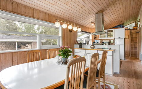 Fatlinda - 1Km from the Sea: Interieur Ontwerp, Flooring, Hout, Keuken, Plafond, Lichte Inrichting, Meubilair, Countertop, Verdieping, Verlichting