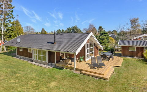 Wegher - 650M from the Sea: Dak, Huis, Land Lot, Huis, Verblijf, Landgoed, Garden Gebouwen, Schaduw, Blokhut, Landscaping
