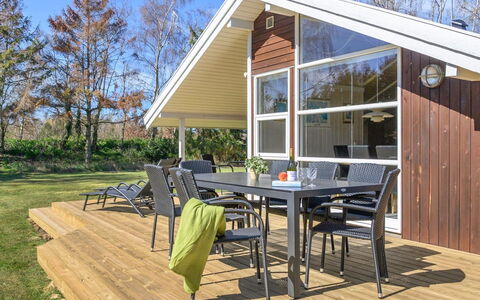 Wegher - 650M from the Sea: Dak, Huis, Land Lot, Huis, Verblijf, Landgoed, Garden Gebouwen, Schaduw, Blokhut, Landscaping