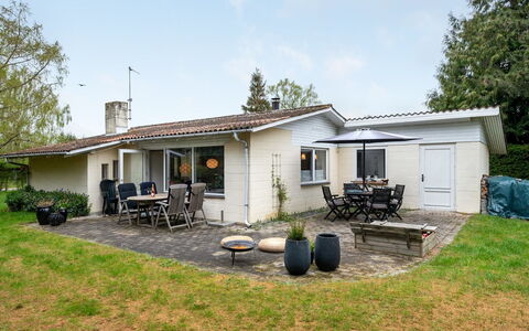 Arnulf - 400M from the Sea: Gebouw, Huis, Venster, Huis, Dak, Woongebied, Struik, Verblijf, Land Lot
