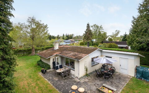 Arnulf - 400M from the Sea: Gebouw, Huis, Venster, Huis, Dak, Woongebied, Struik, Verblijf, Land Lot