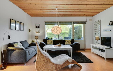 Arnulf - 400M from the Sea: Gebouw, Huis, Venster, Huis, Dak, Woongebied, Struik, Verblijf, Land Lot