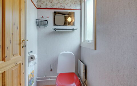 Siem - 650M from the Sea: Flooring, Verdieping, Loodgieterswerkinrichting, Interieur Ontwerp, Toilet, Kamer, Loodgieter, Badkamer, Wc Bril, Wastafel
