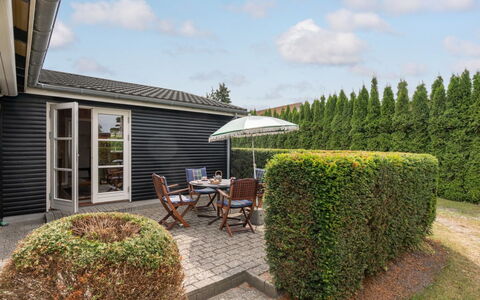 Siem - 650M from the Sea: Gras, Huis, Dak, Struik, Huis, Verblijf, Siding, Woongebied, Tuin, Land Lot