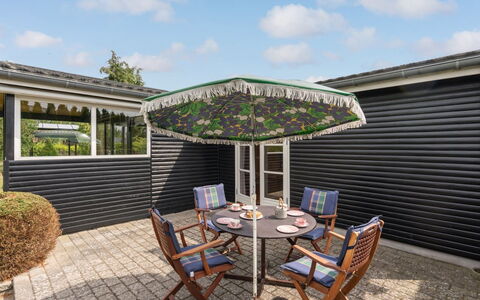 Siem - 650M from the Sea: Meubilair, Buitenmeubels, Buitentafel, Schaduw, Stoel, Tuin, Outdoor Structuur, Werf, Luifel, Patio