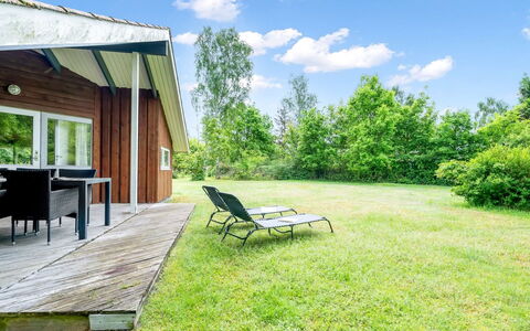 Eeva - 900M from the Sea: Appartement, Schaduw, Balkon, Stoel, Hek, Buitenmeubels, Aluminium, Kunstgras