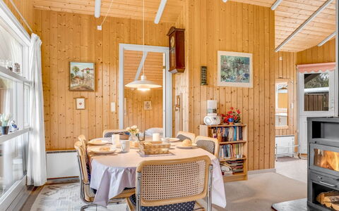 Eeva - 900M from the Sea: Appartement, Schaduw, Balkon, Stoel, Hek, Buitenmeubels, Aluminium, Kunstgras