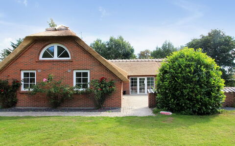 Erra - 250M from the Sea: Hout, Huis, Verblijf, Huis, Dak, Landelijk Gebied, Siding, Blokhut, Garden Gebouwen, Hardwood