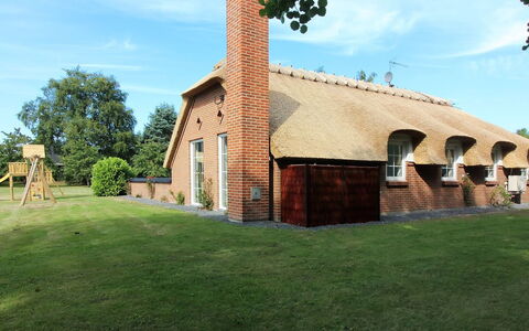 Erra - 250M from the Sea: Hout, Huis, Verblijf, Huis, Dak, Landelijk Gebied, Siding, Blokhut, Garden Gebouwen, Hardwood