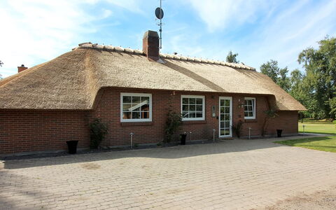 Erra - 250M from the Sea: Hout, Huis, Verblijf, Huis, Dak, Landelijk Gebied, Siding, Blokhut, Garden Gebouwen, Hardwood